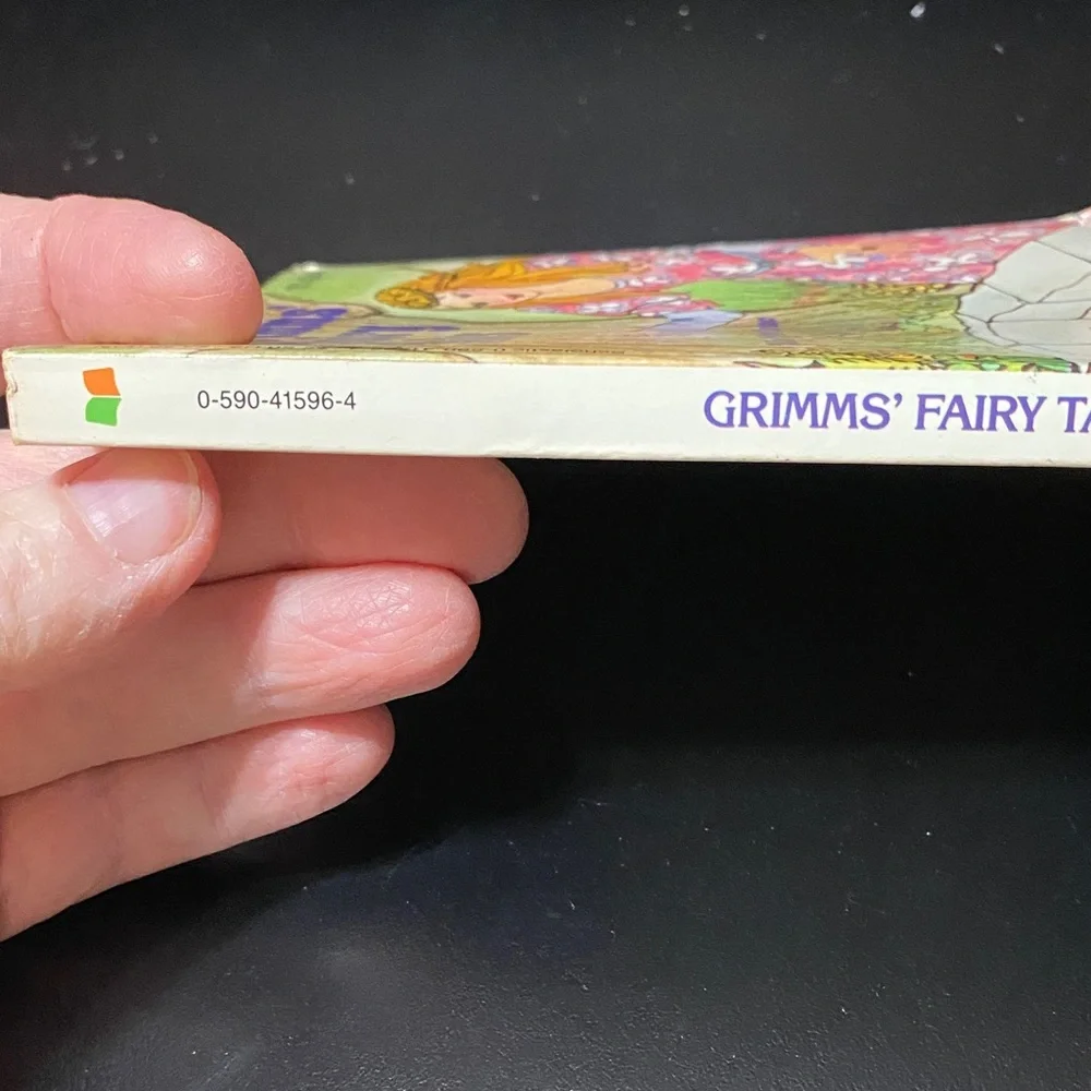 Vintage 1977 volume of Grinms’ Fairy Tales book
